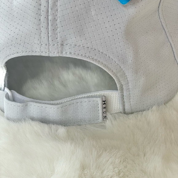 New with tag WOMENS UNDER ARMOUR UA VENT Running HAT adjustable Pale grey w/grey - Picture 5 of 5